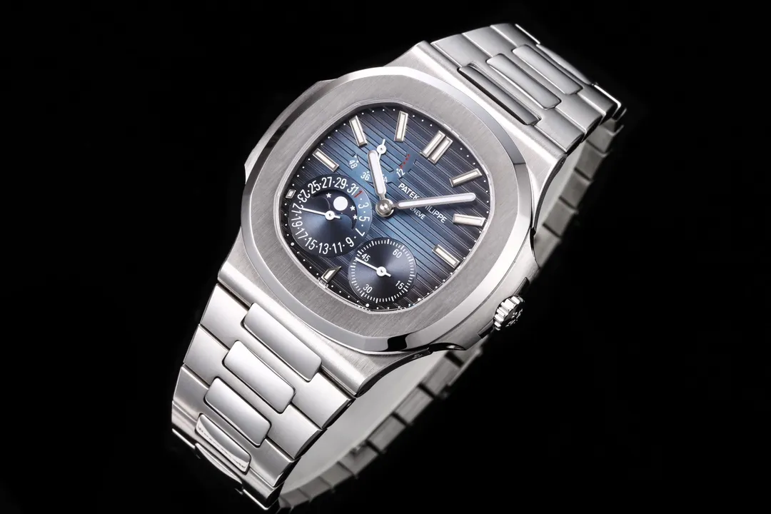 【Top replica】💰5320! Patek Philippe Nautilus 5712/1A-001 multi-function watch combines classic aesthetics and brings together the best of the past! [Case] ​​The size of the watch is 40 mm. The pillow-shaped case, which is the same as the original, adopts a combination of two processes: front brushing and side polishing, which has a clear sense of layering and full texture. Showing exquisite craftsmanship. [Strap] The original strap is tailor-made one to one. The central polished part of each strap can show the shape of a diamond, showing a high-end texture. [Movement] 3K Factory uses a customized version of PP.Cal.240 PS IRM C LU movement, which perfectly restores the original, date, true kinetic energy, and true moon phase functions. 3K ingenious work, welcome all watch friends to taste it!